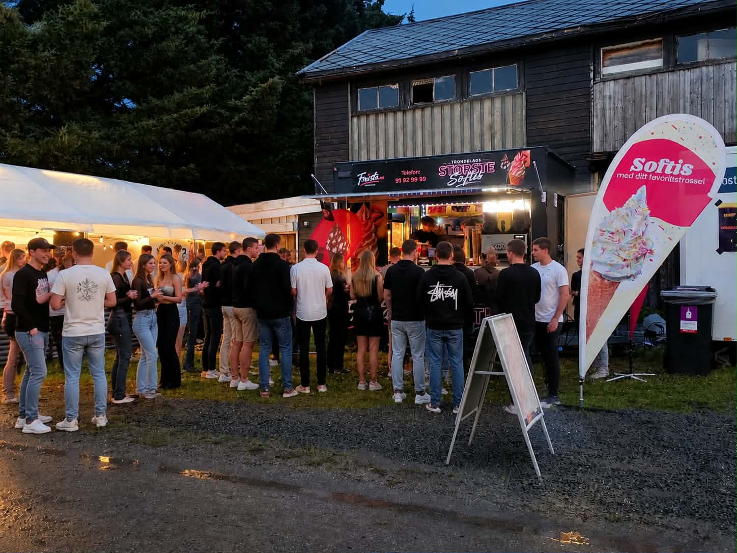 Folk i kø ved en matvogn på et sommerarrangement