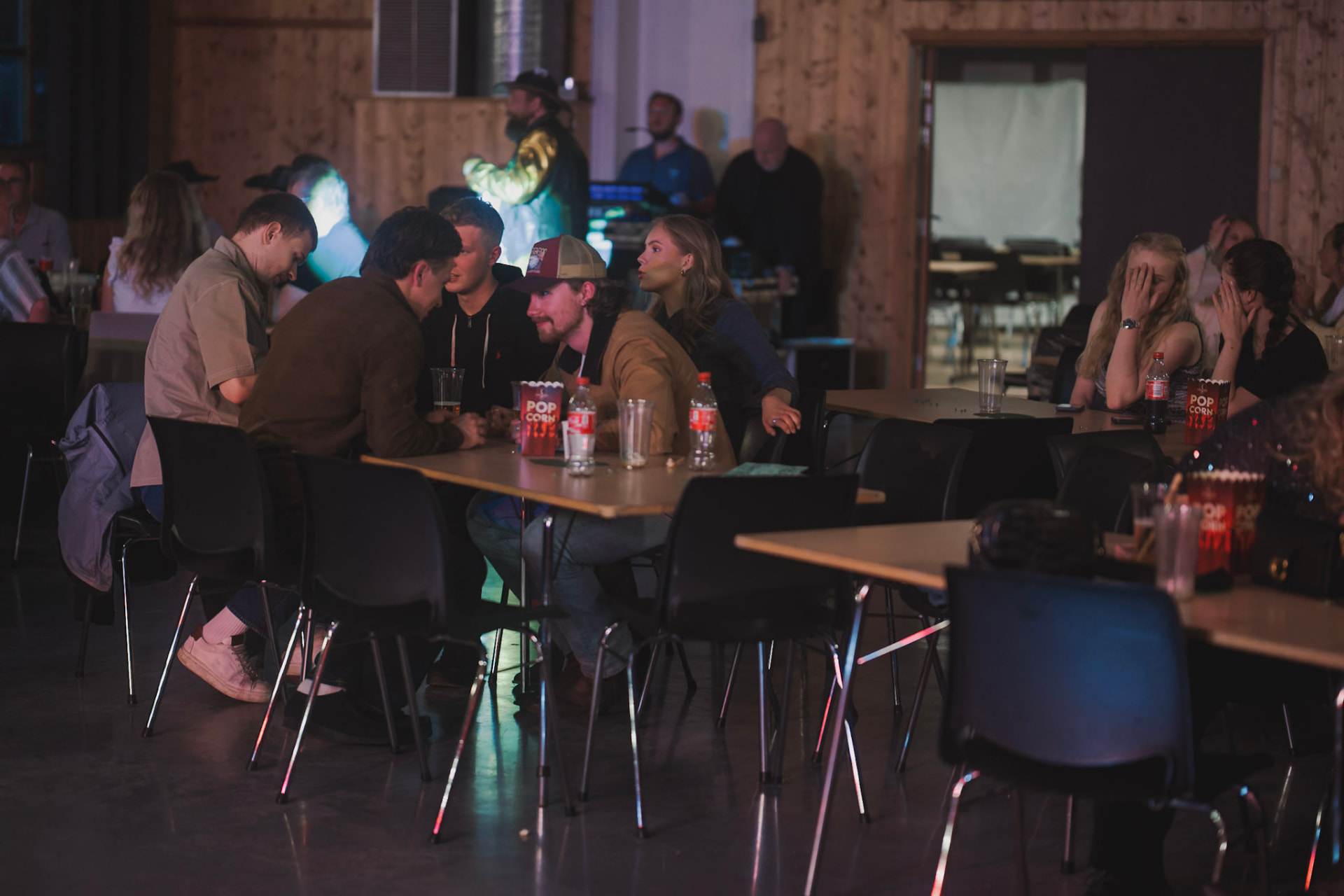 Servering fra mobil bar på et kveldsarrangement